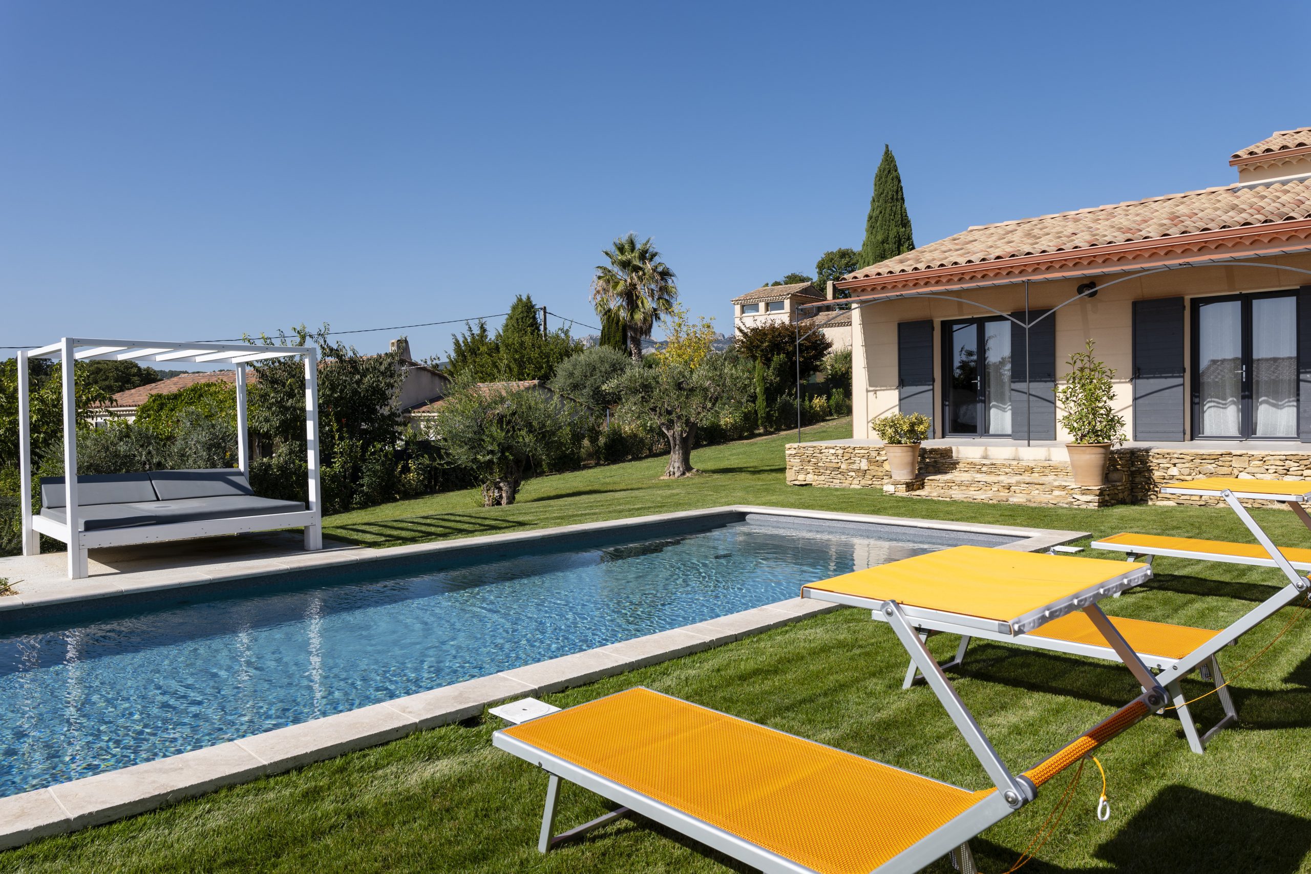 Pour les Entreprises : Bains de soleil modernes et piscine privée dans une villa provençale, un cadre de luxe conçu pour les entreprises et les événements d'équipe.