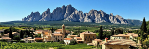 Pour les Entreprises : Vue panoramique sur les Dentelles de Montmirail et le village de Beaumes-de-Venise, un cadre inspirant pour les entreprises en Provence.